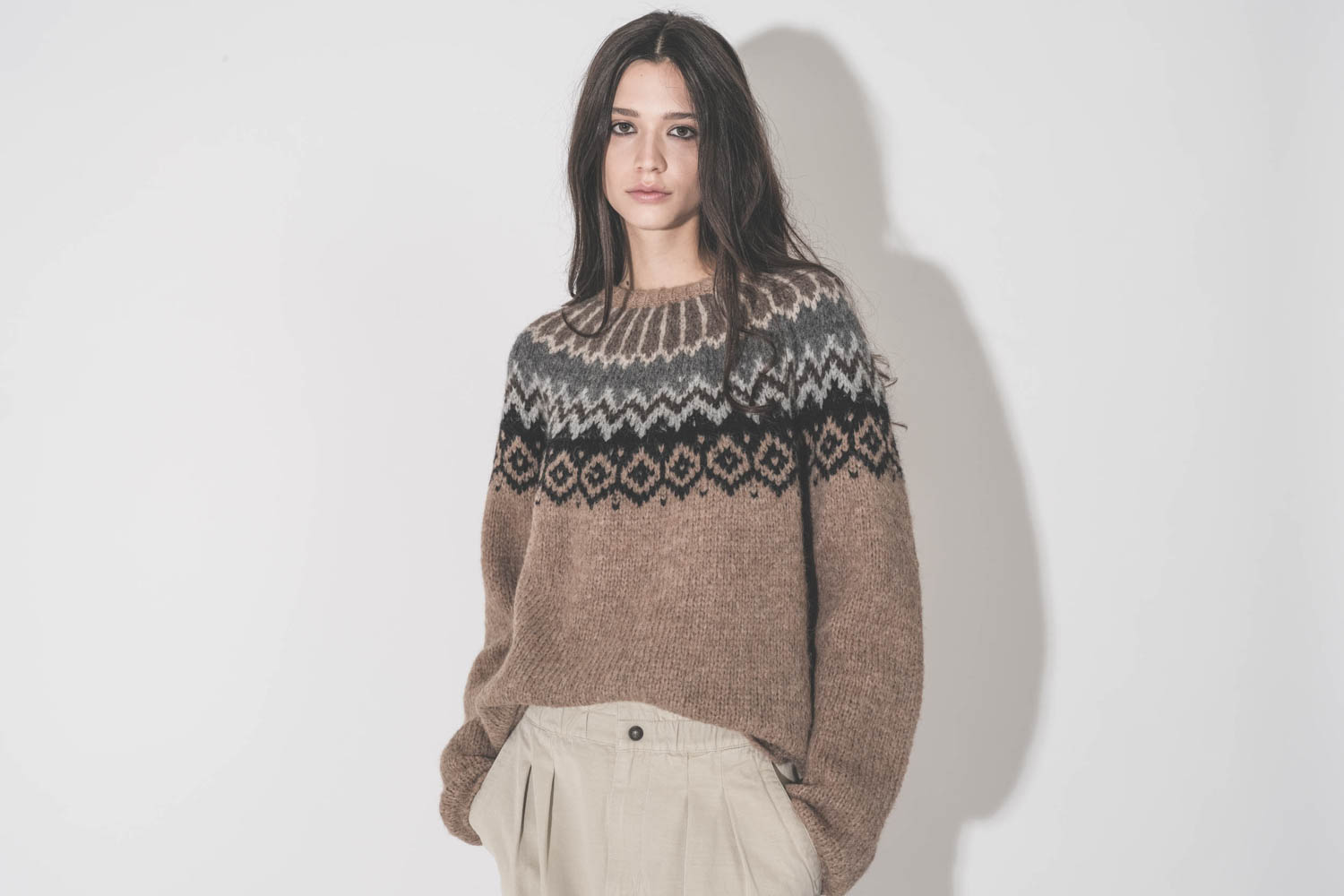 Pull droit col rond en alpaga camel, motif placé, péruvien, Thibault Van Der Straete. Fabriqué à la main au Pérou. Porté de face.