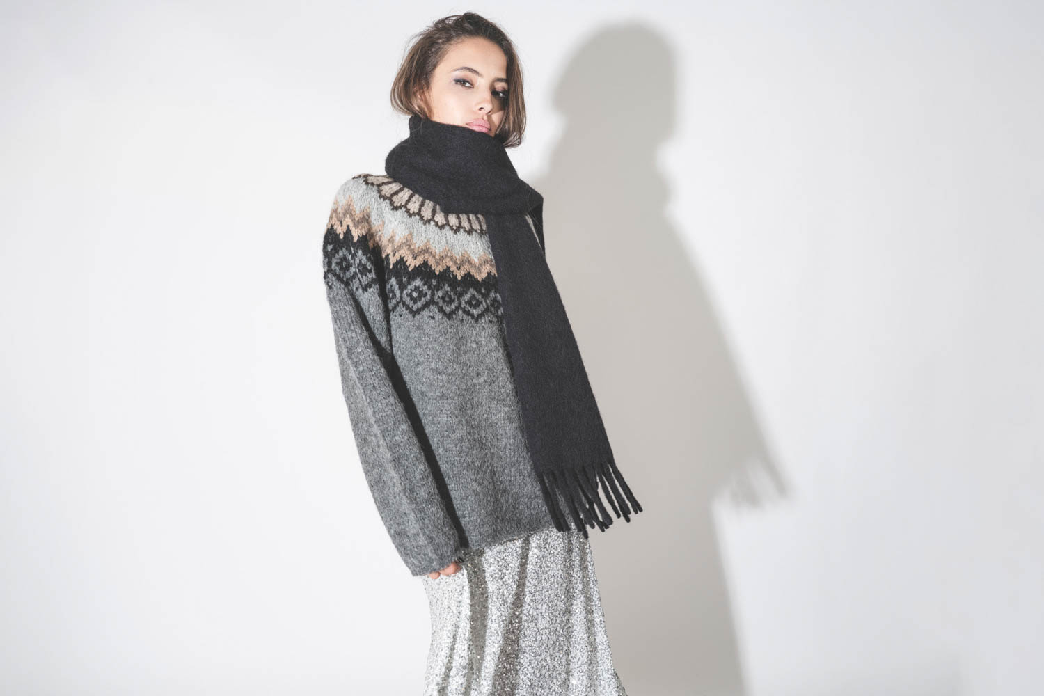 Pull droit col rond en alpaga motif péruvien gris foncé Thibault Van Der Straete. 