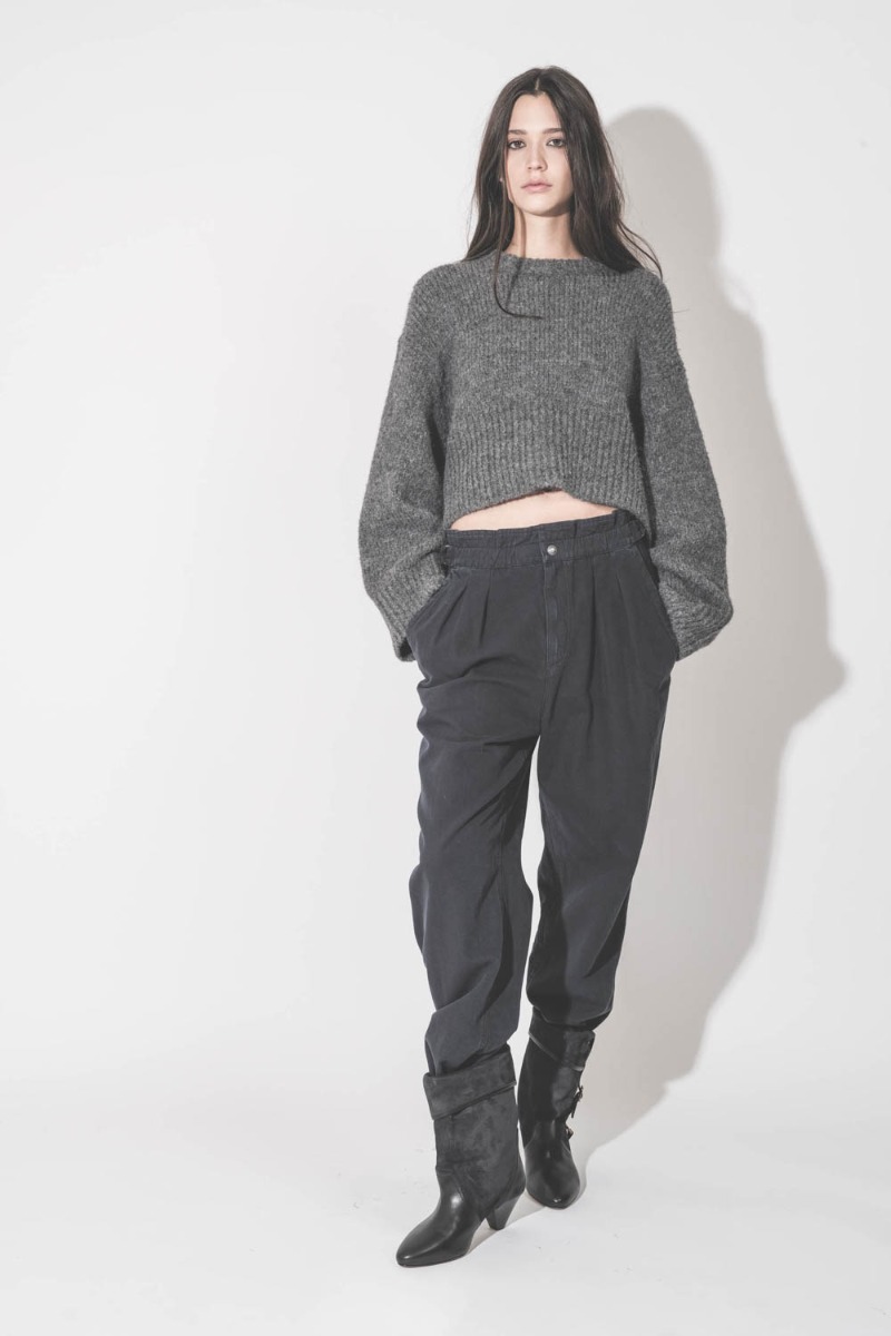 Pull court Thibault Van Der Straete en alpaga gris, porté de face avec un pantalon large Isabel Marant Étoile.