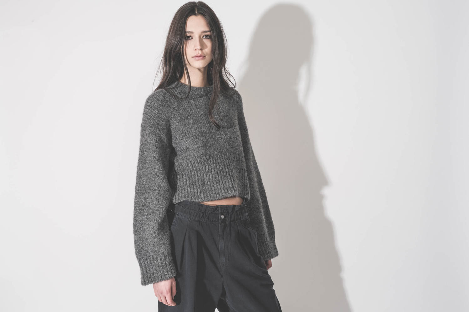 Pull court Thibault Van Der Straete en alpaga gris, port&eacute; de face. D&eacute;tail du large bord-c&ocirc;te. 