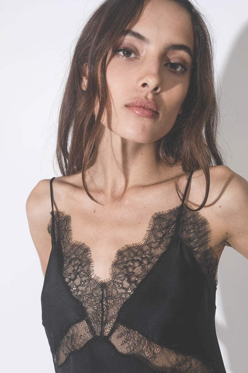 Top fines bretelles en soie et dentelle noire Amélie Anine Bing. Détail de la dentelle noire.
