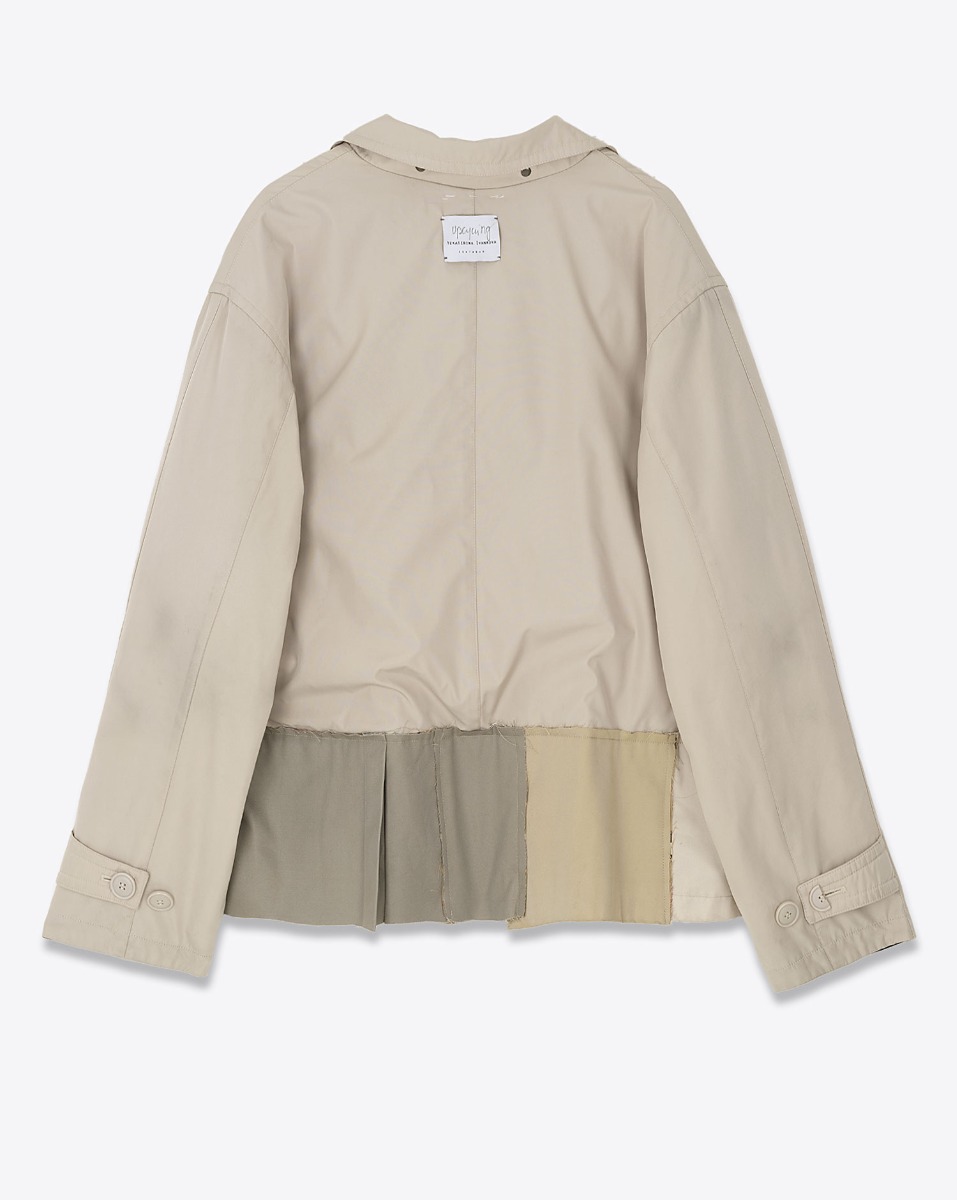 Trench court beige en tissus recyclés, création unique Yekaterina Ivankova. Vue de dos.