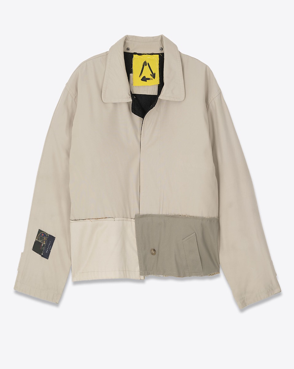 Manteau court beige upcyclé Yekaterina Ivankova, pièce unique esprit trench. Vue de face.