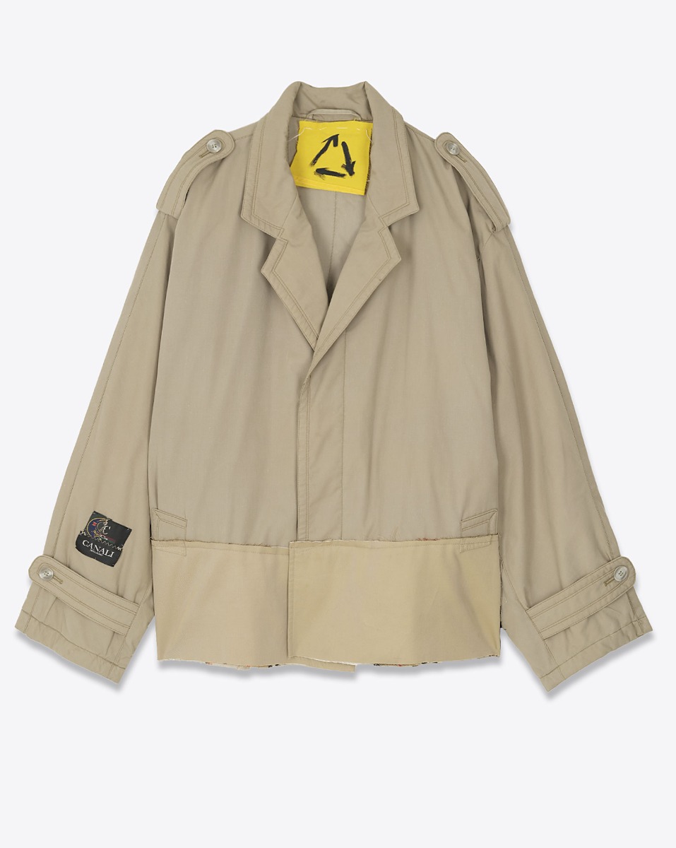 Création responsable Yekaterina Ivankova, manteau court en tissus recyclés beige. Vue de face.