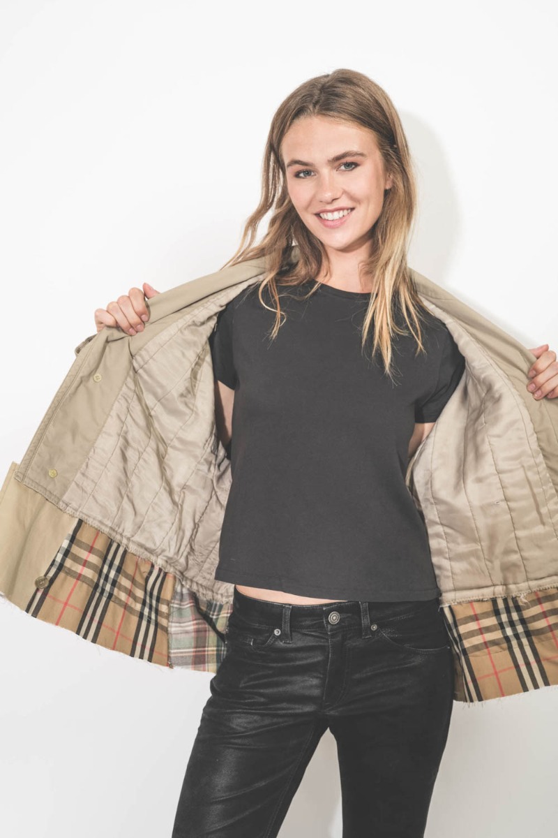 Pièce artisanale unique, manteau court beige upcyclé par Yekaterina Ivankova. Détail de l'intérieur matelassé. 