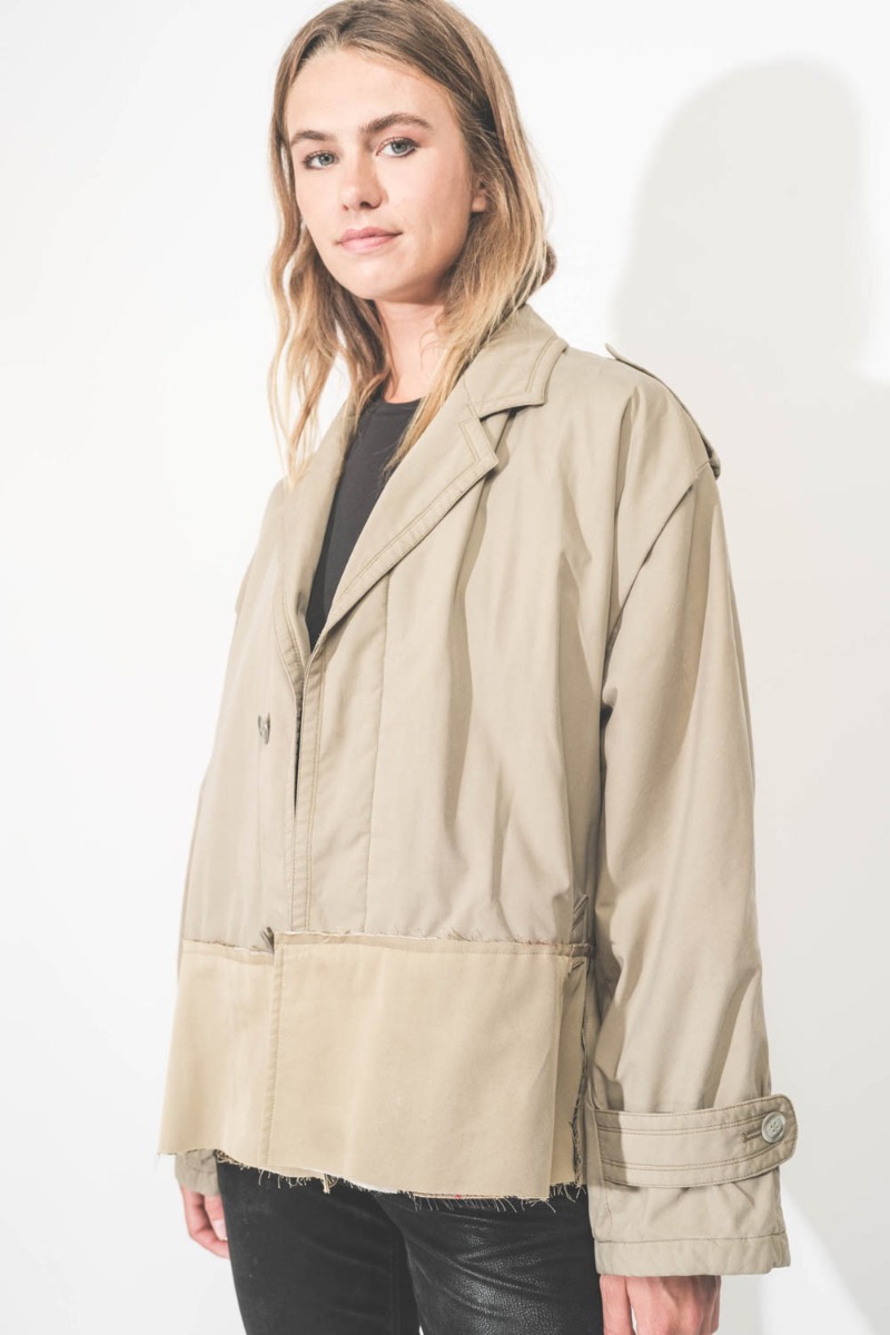 Trench court beige en tissus recyclés, création unique Yekaterina Ivankova. Porté de profil.