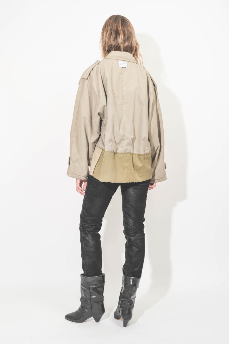 Manteau court beige upcyclé Yekaterina Ivankova, pièce unique esprit trench porté de dos.