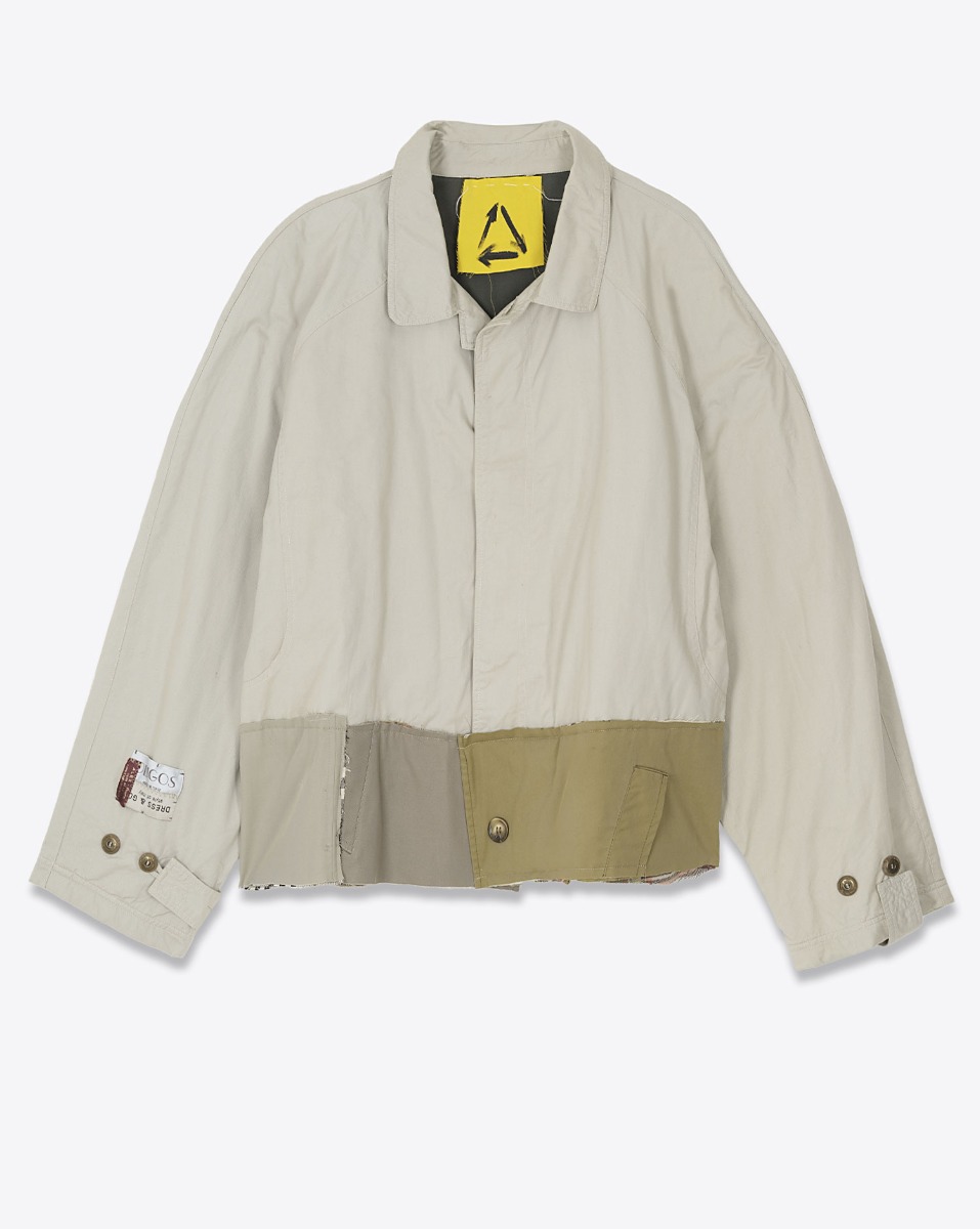 Veste courte esprit trench Oligos en coton upcyclé, pièce unique Yekaterina Ivankova. Vue de face.