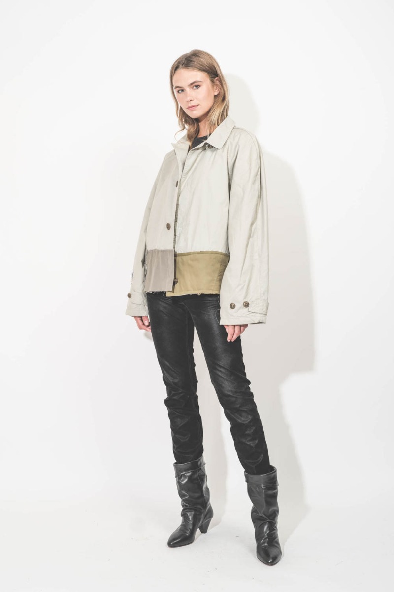Veste courte esprit trench Oligos en coton upcycl&eacute;, pi&egrave;ce unique Yekaterina Ivankova port&eacute;e avec un jean slim en faux cuir noir.