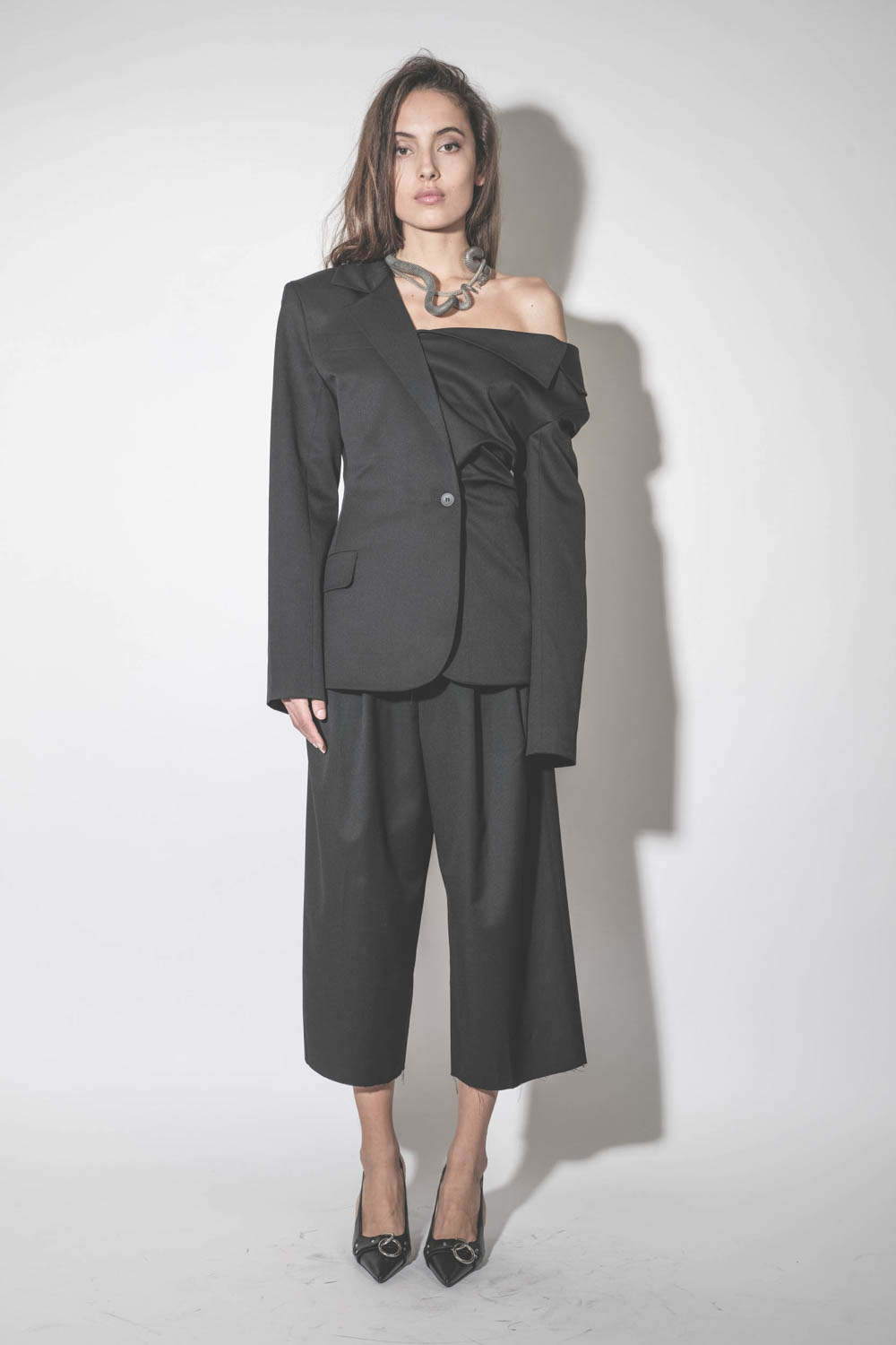 Blazer asymétrique en laine froide noire Anissa Vautrait. Porté de face.