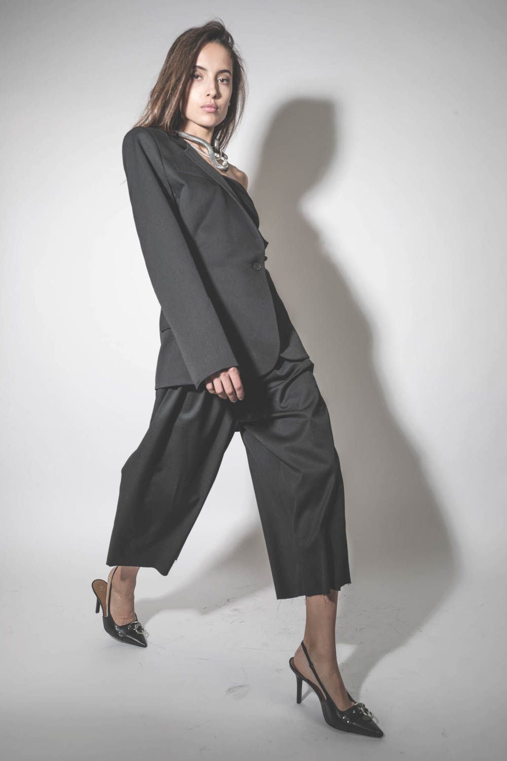 Blazer asymétrique en laine froide noire Anissa Vautrait.