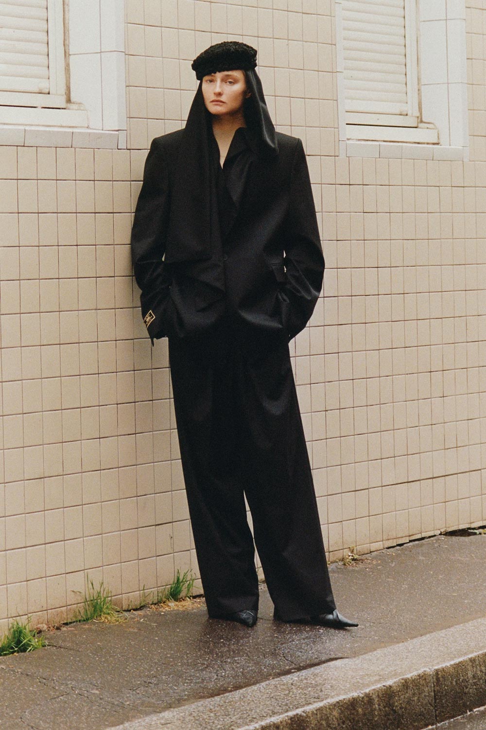 Produit Veste blazer Roza Vautrait en laine noire. Vue porté.