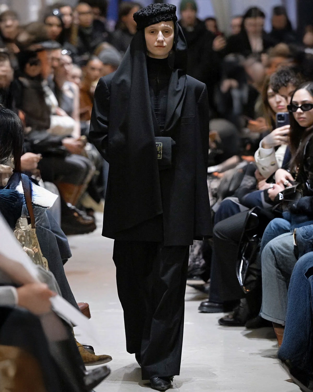 Veste blazer Roza Vautrait en laine noire. Vue porté.