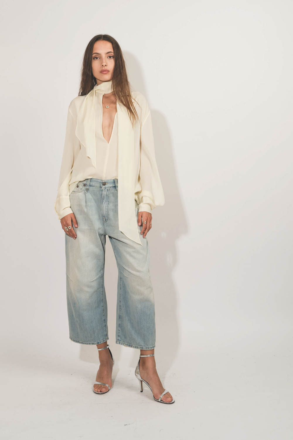 Chemise manches longues en voile de soie jaune Le Petit Café Vautrait. Porté de face.