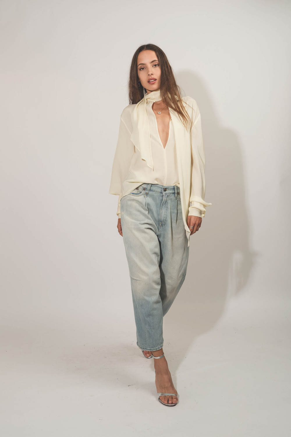 Chemise manches longues en voile de soie jaune Le Petit Café Vautrait. Porté avec un jean large.