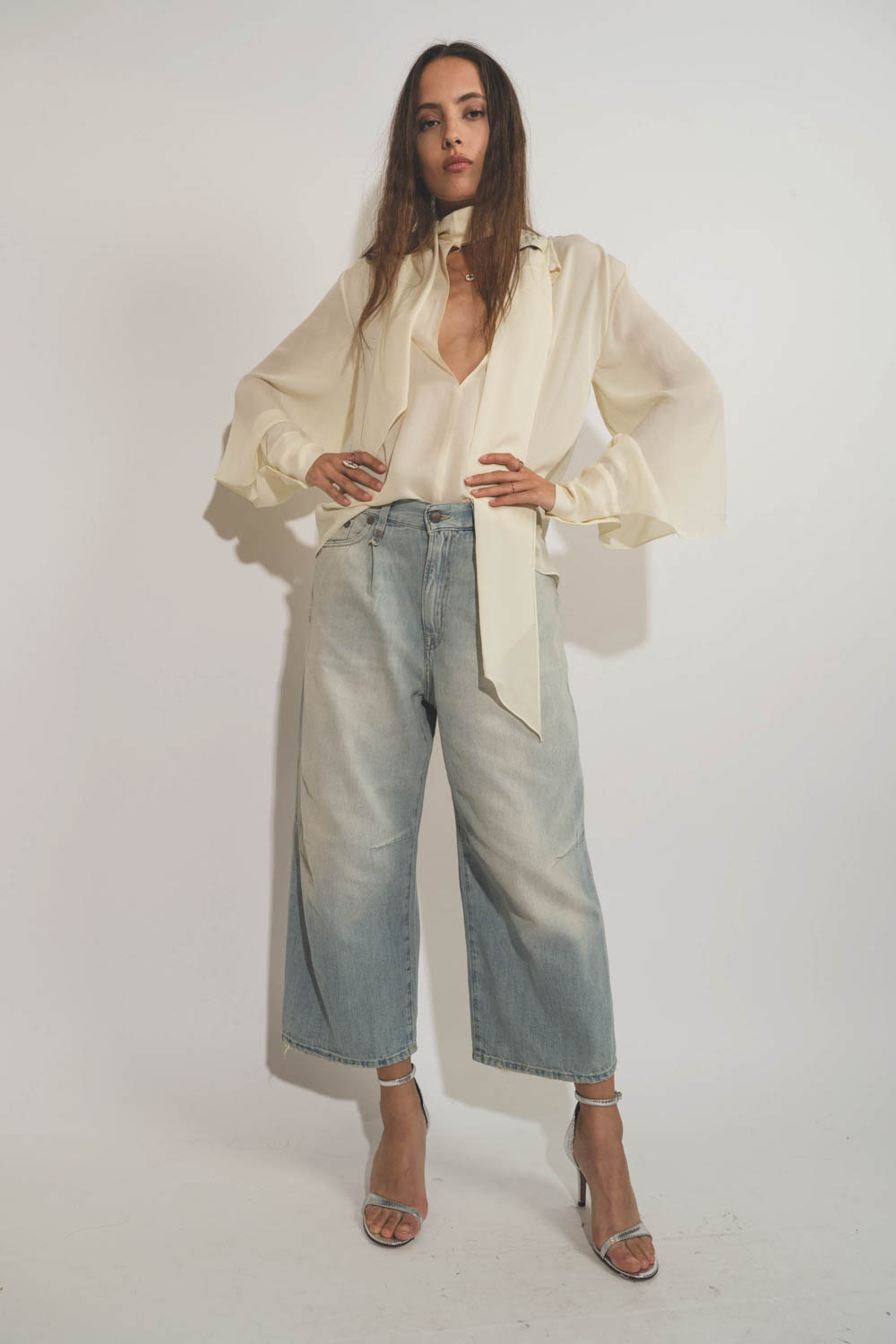 Chemise manches longues en voile de soie jaune Le Petit Café Vautrait. Détail des manches.