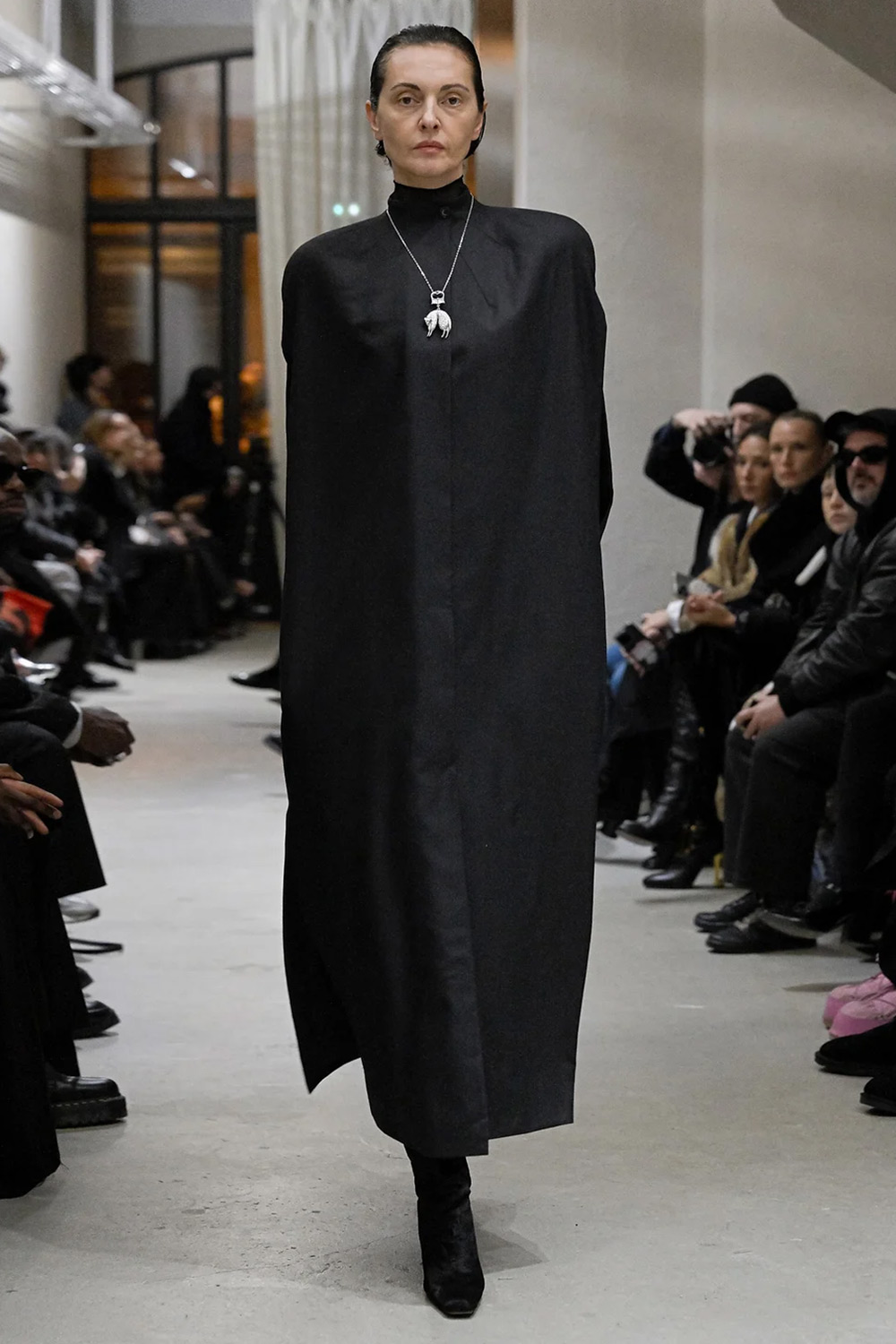 Produit Cape Amelia Vautrait en laine grise et noire. Vue face porté. 