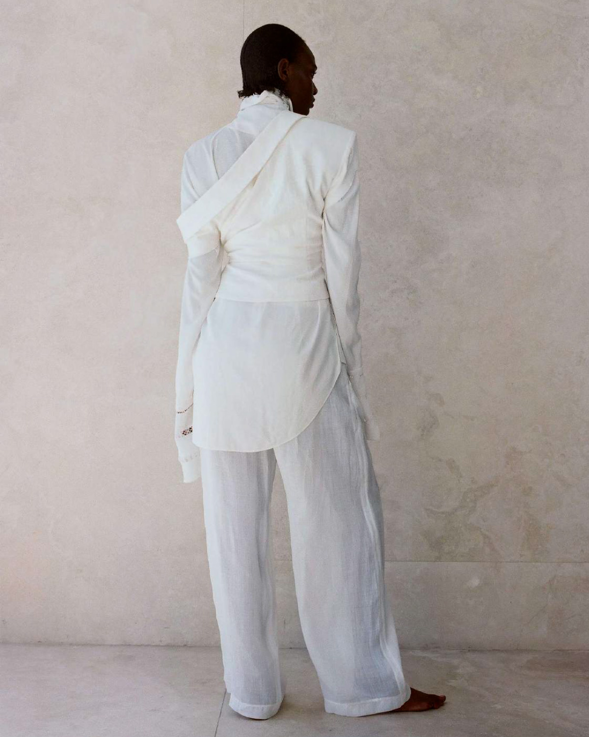 Chemise en coton et dentelle blanche Marie Vautrait. Porté sous une veste cintrée. Dos.