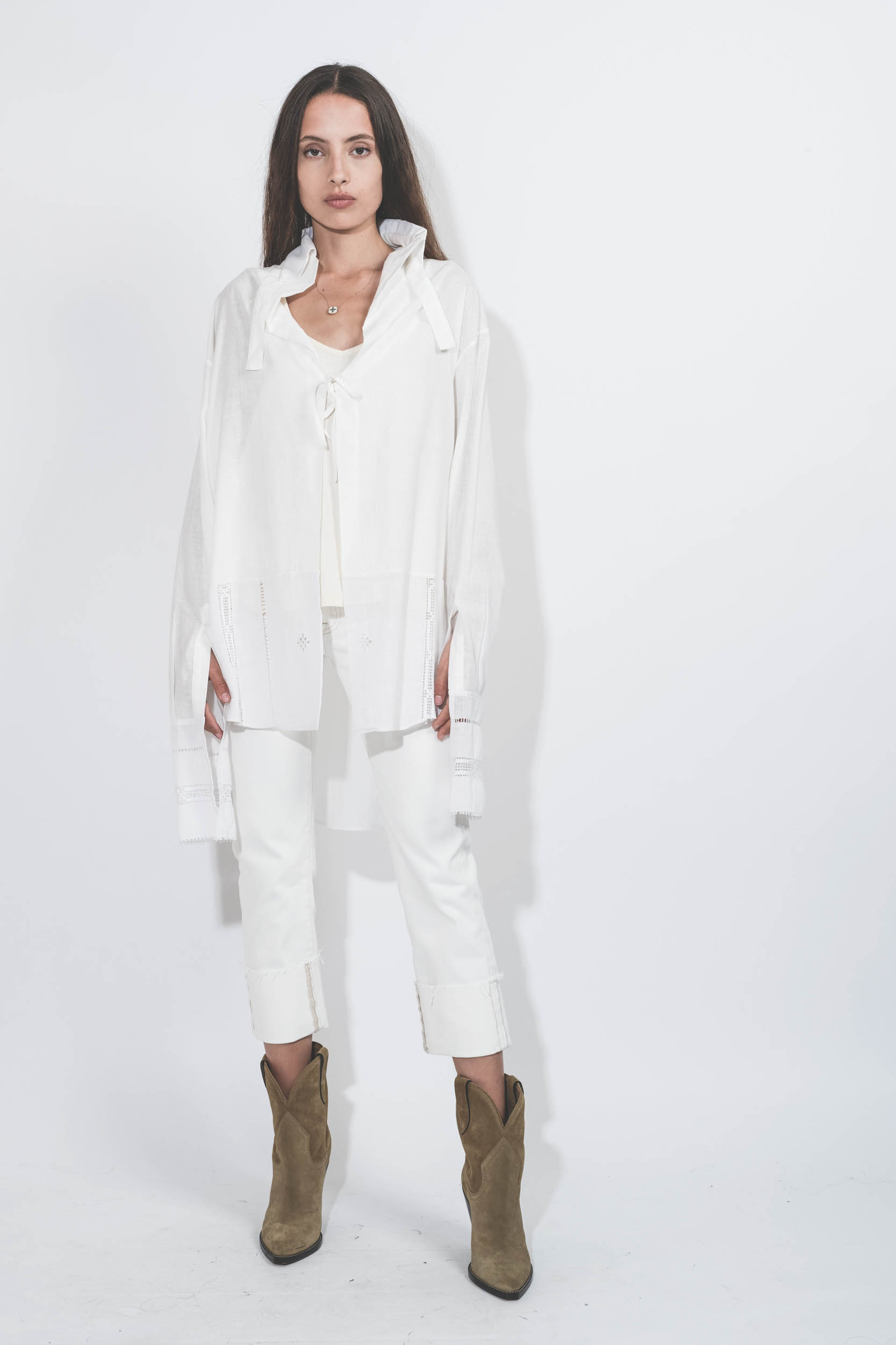 Chemise manches longues en voile de coton et dentelle Marie Vautrait. Porté avec un jean blanc.