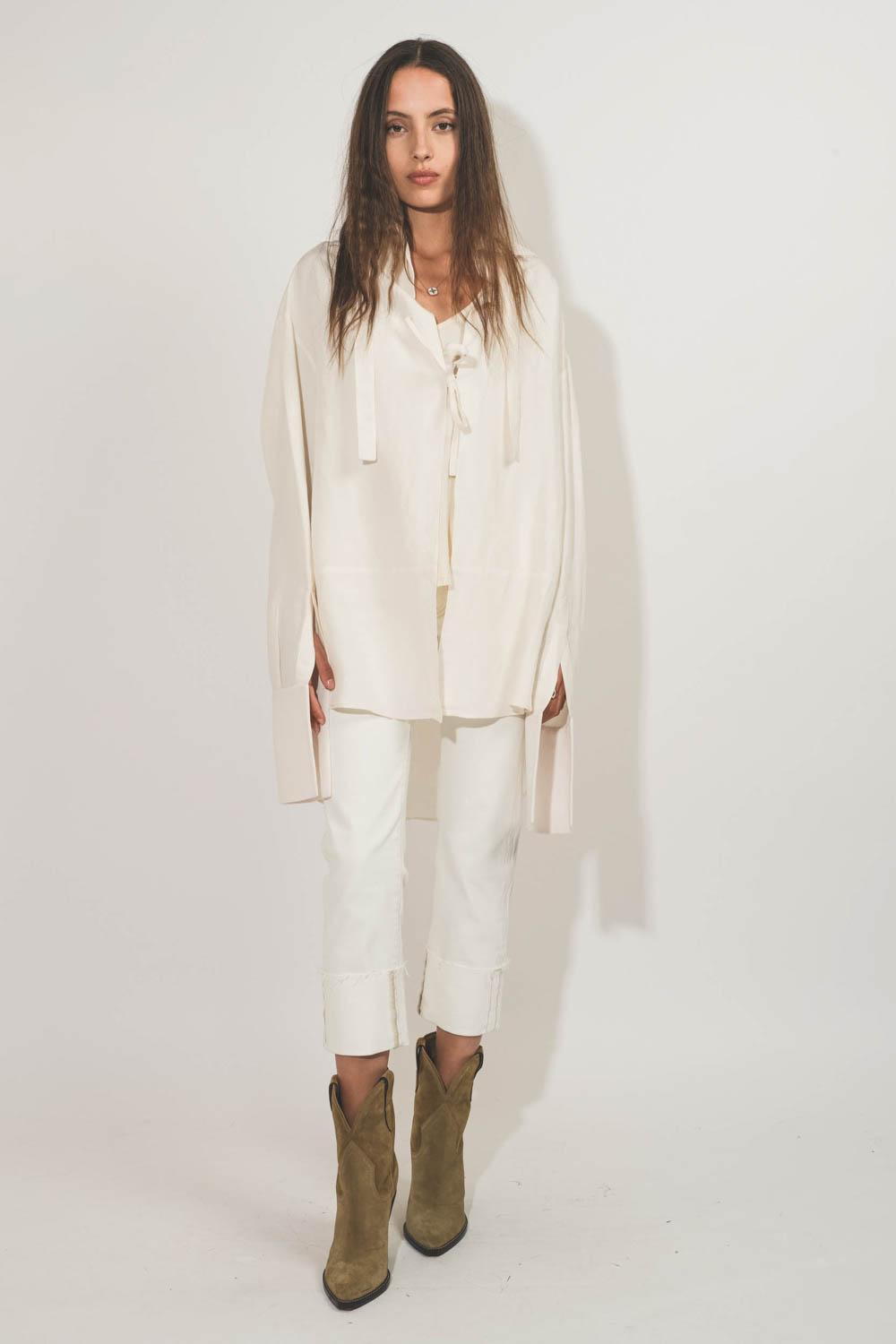 Produit Chemise oversize en lin blanc Madeleine Vautrait. Porté de face.