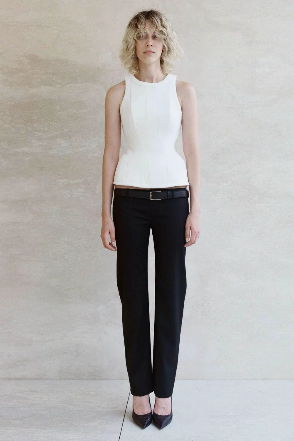 Produit Pantalon noir taille basse Helena Vautrait. Porté avec un corset blanc.