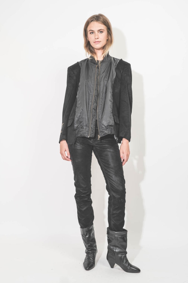 Veste hybride upcyclée mélangeant bomber et cachemire par Yekaterina Ivankova, pièce unique fabriquée à la main en Italie. Portée de face avec un jean slim en faux cuir.