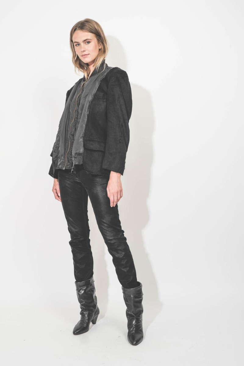 Veste hybride upcyclée mélangeant bomber et cachemire par Yekaterina Ivankova, pièce unique fabriquée à la main en Italie. Portée de profil.