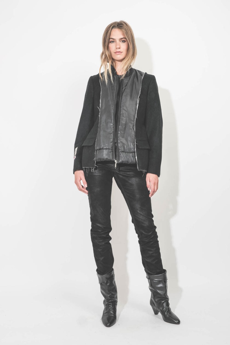 Bomber Profilo upcyclé en cachemire noir et nylon noir par Yekaterina Ivankova, pièce unique fabriquée à la main en Italie. Porté de face avec un jean slim en faux cuir.