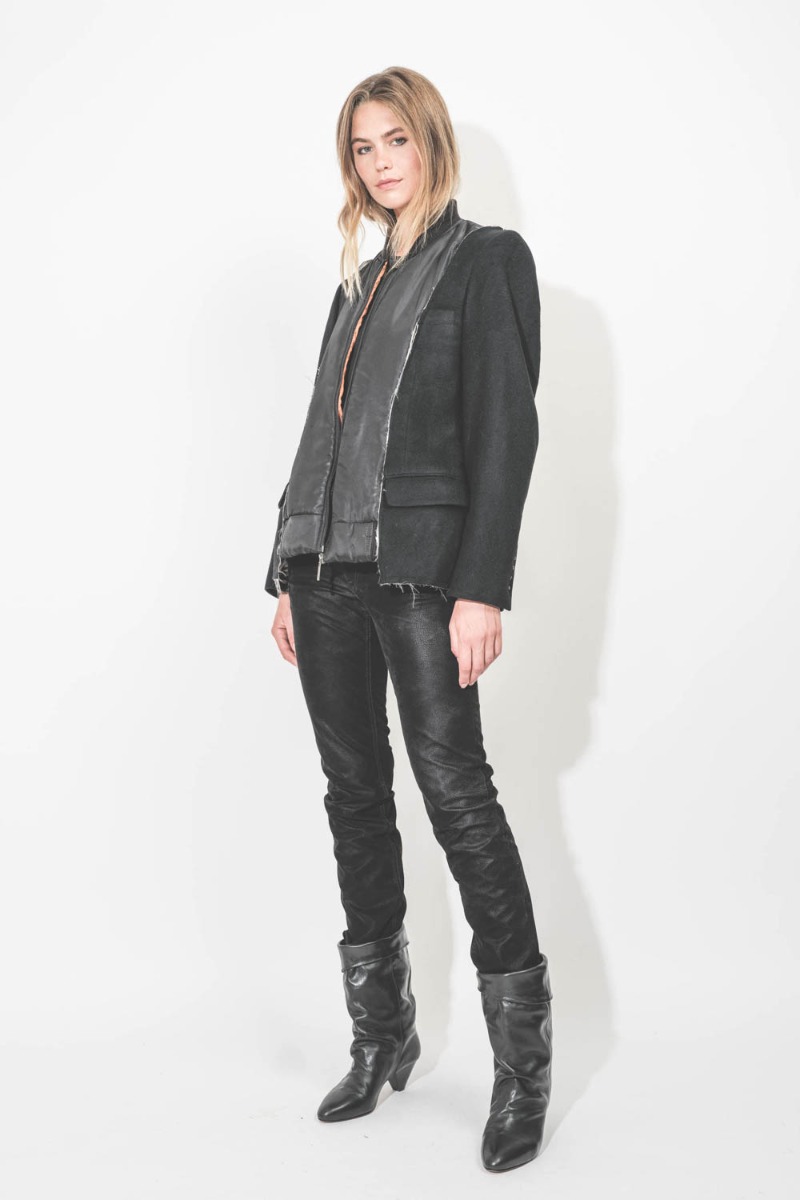 Bomber Profilo upcyclé en cachemire noir et nylon noir par Yekaterina Ivankova, pièce unique fabriquée à la main en Italie. Porté de profil.