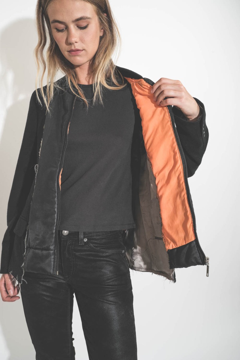 Bomber Profilo upcyclé en cachemire noir et nylon noir par Yekaterina Ivankova, pièce unique fabriquée à la main en Italie. Détail de la veste à l'intérieur.
