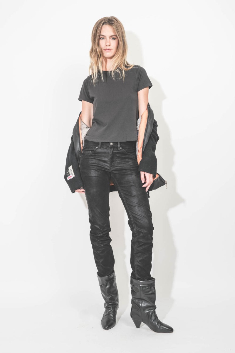 Bomber Profilo upcyclé en cachemire noir et nylon noir par Yekaterina Ivankova, pièce unique fabriquée à la main en Italie. Porté avec un t-shirt noir délavé.