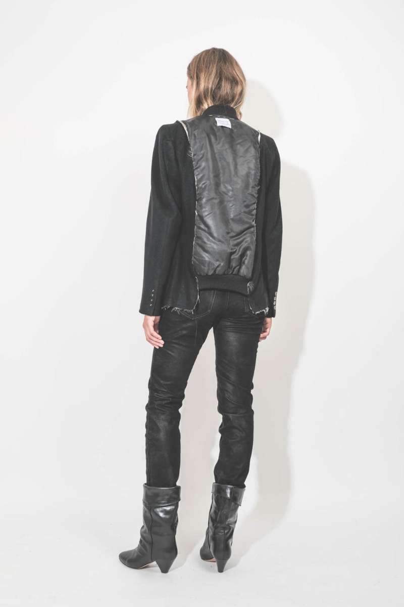 Bomber Profilo upcyclé en cachemire noir et nylon noir par Yekaterina Ivankova, pièce unique fabriquée à la main en Italie. Porté de dos.