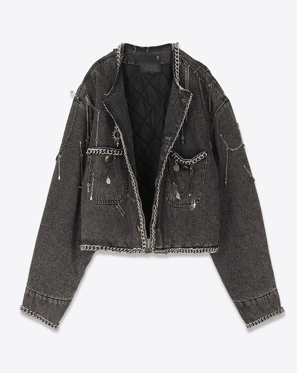 Veste courte Chain Embellished Cropped Chore Jacket R13 en denim gris foncé, customisée avec des chaînes, des épingles à nourrice et des médailles en argent. Vue de face ouverte et détail de la doublure matelassée. 