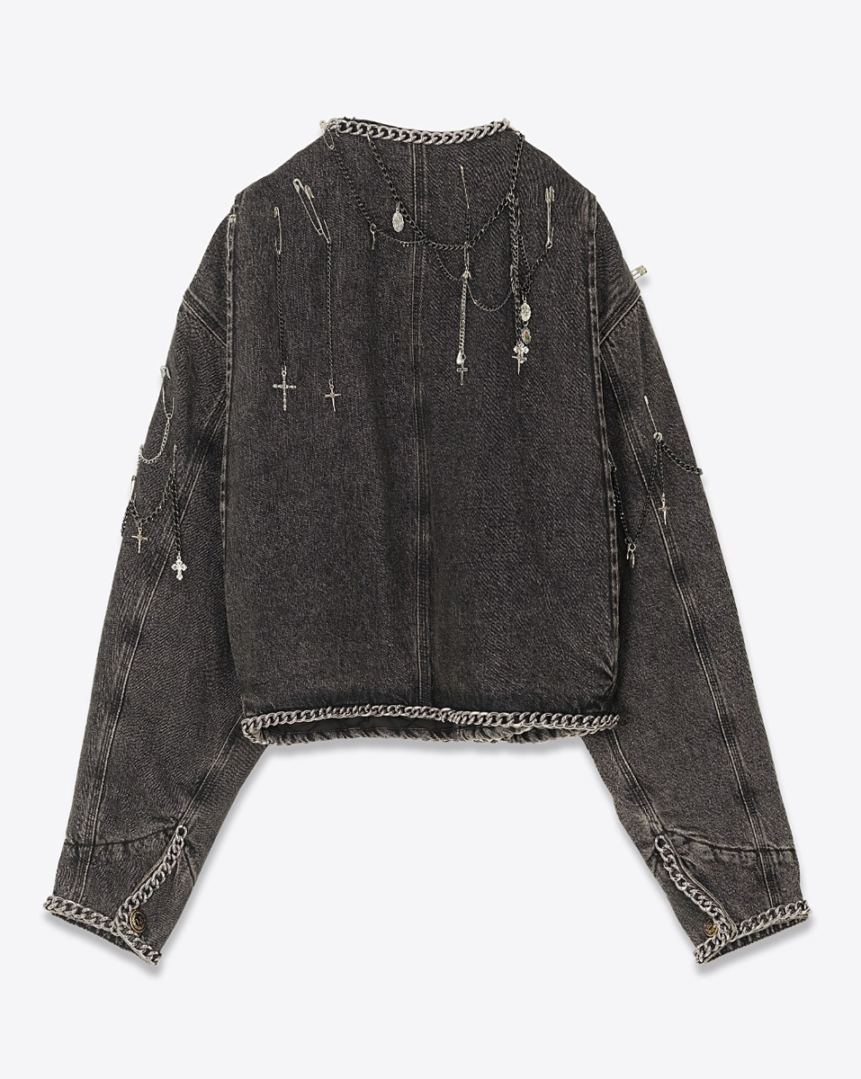 Veste courte Chain Embellished Cropped Chore Jacket R13 en denim gris foncé, customisée avec des chaînes, des épingles à nourrice et des médailles en argent. Vue de dos.