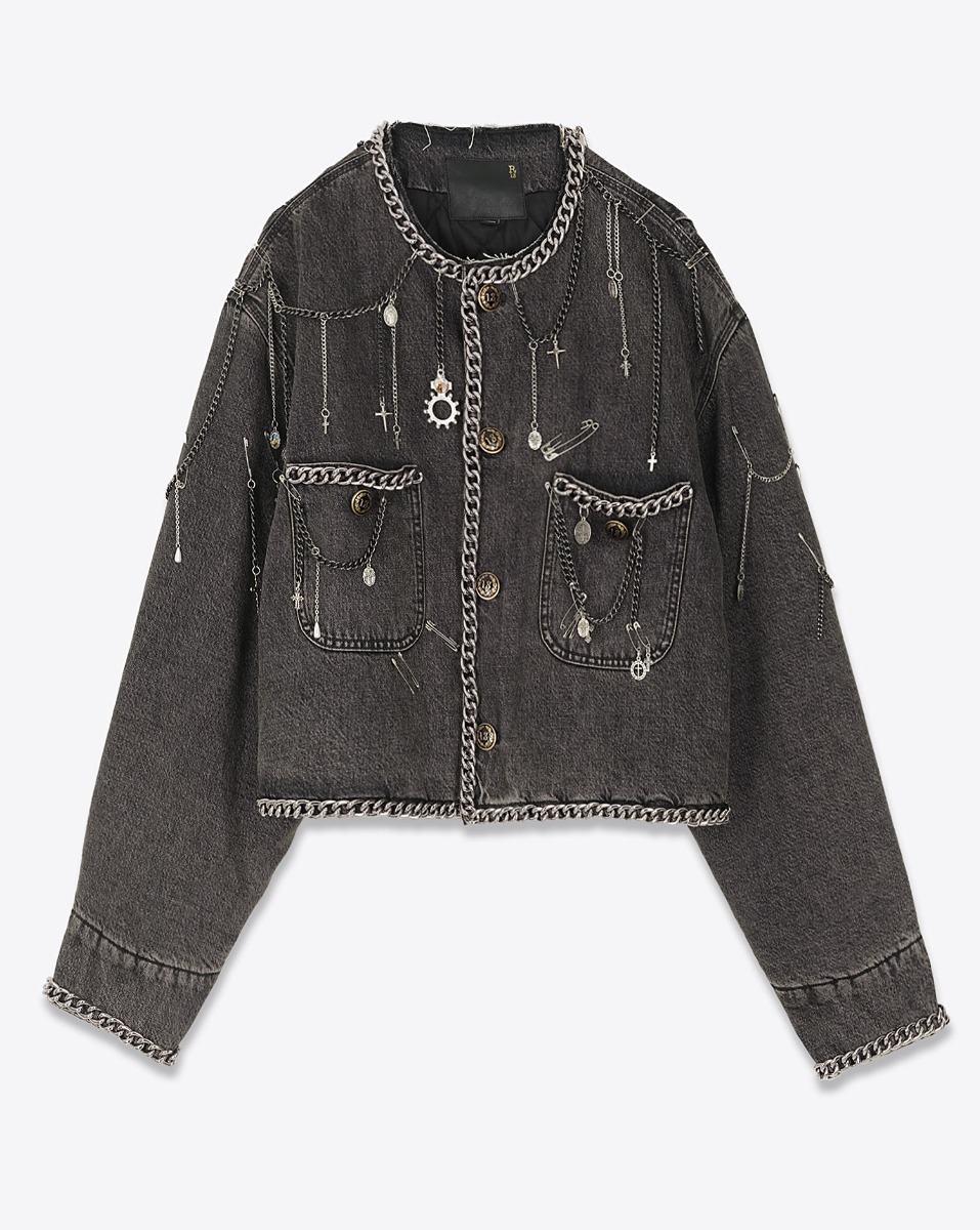 Produit Veste courte Chain Embellished Cropped Chore Jacket R13 en denim gris foncé, customisée avec des chaînes, des épingles à nourrice et des médailles en métal argenté. Vue de face fermée.