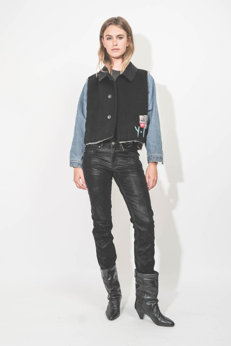 Veste blouson en cachemire et denim, customisée et upcyclée par Yekaterina Ivankova. Portée de face avec un jean slim noir en faux cuir.
