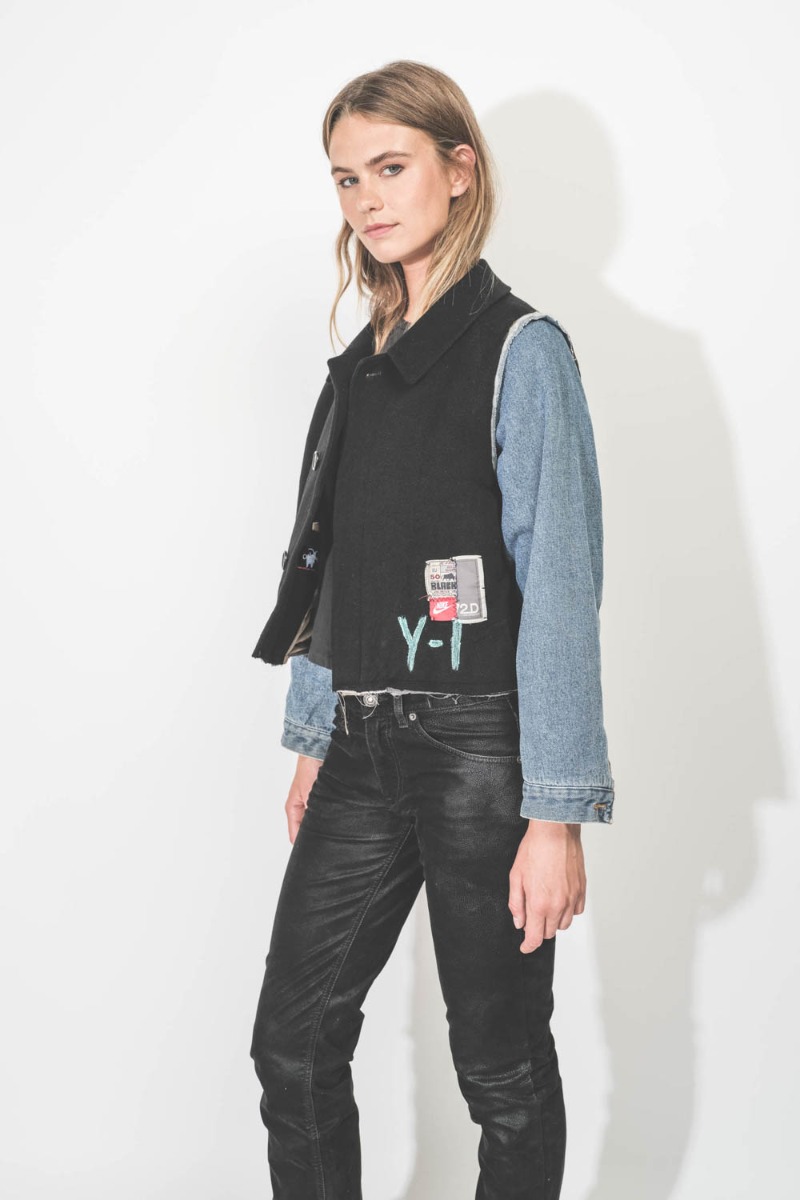 Veste blouson en cachemire et denim, customisée et upcyclée par Yekaterina Ivankova. Portée de profil.