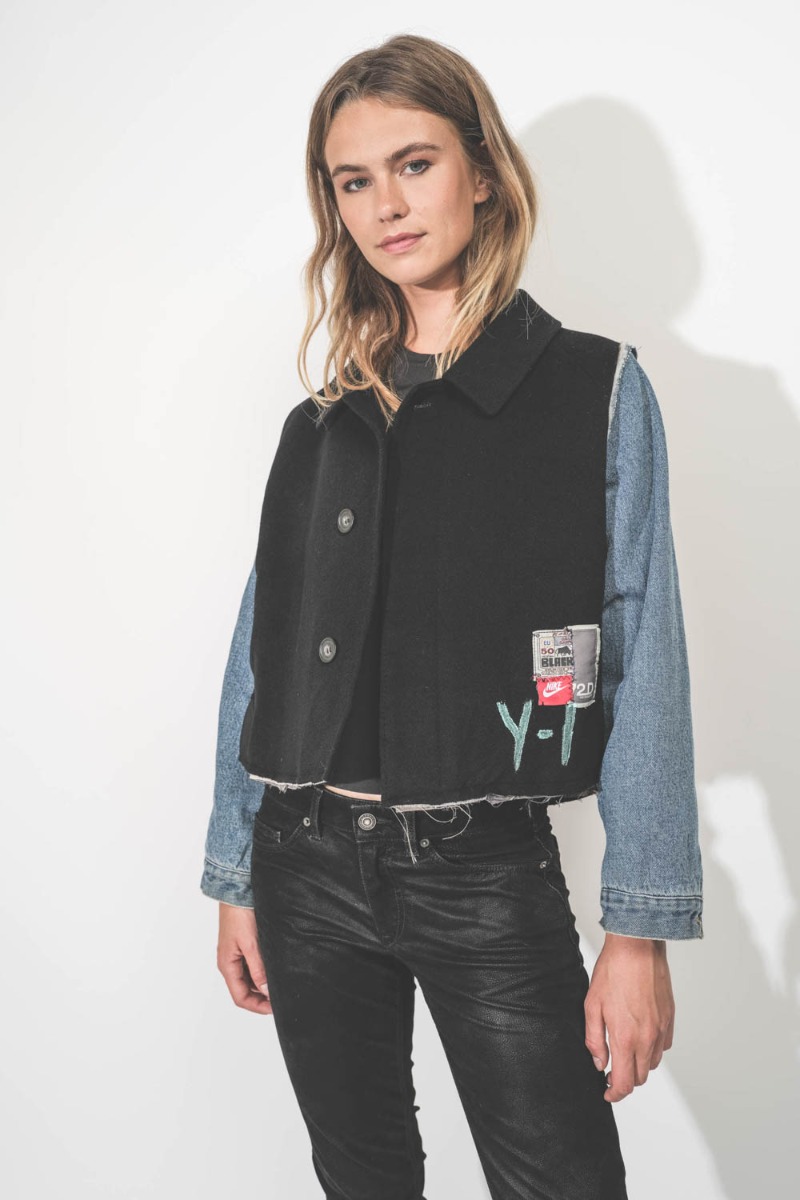 Veste blouson en cachemire et denim, customisée et upcyclée par Yekaterina Ivankova. Détail du logo.