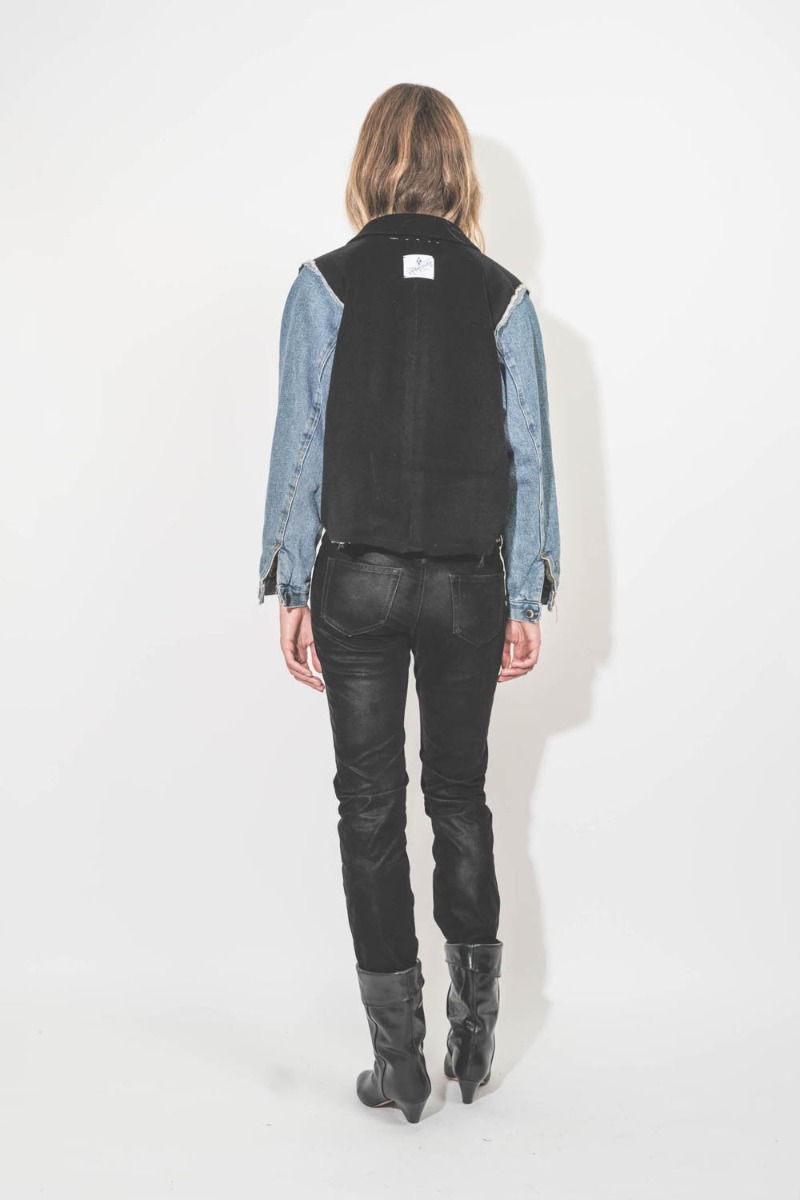 Veste blouson en cachemire et denim, customisée et upcyclée par Yekaterina Ivankova. Portée de dos.