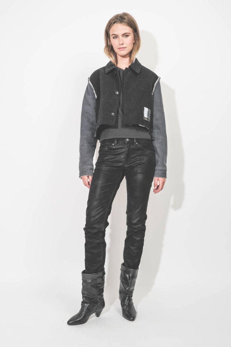 Veste hybride Ladis en cachemire noir et denim gris customis&eacute;e et upcycl&eacute;e par Yekaterina Ivankova. Port&eacute;e de face.