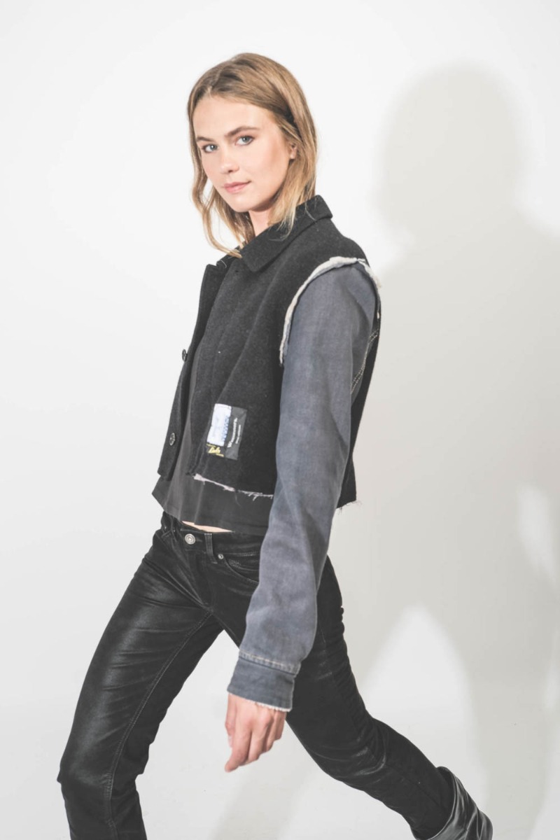 Veste hybride Ladis en cachemire noir et denim gris customis&eacute;e et upcycl&eacute;e par Yekaterina Ivankova. Port&eacute;e de profil.