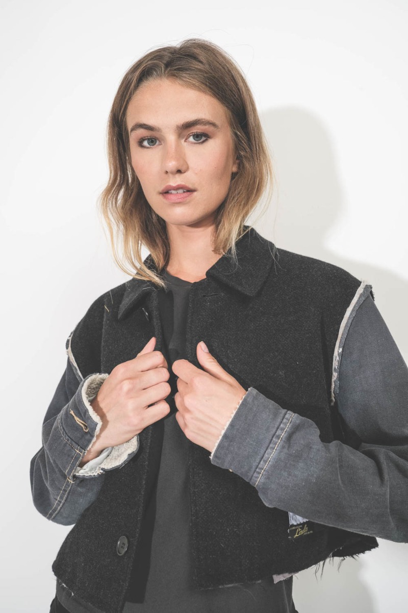 Veste hybride Ladis en cachemire noir et denim gris customis&eacute;e et upcycl&eacute;e par Yekaterina Ivankova. D&eacute;tail des manches.