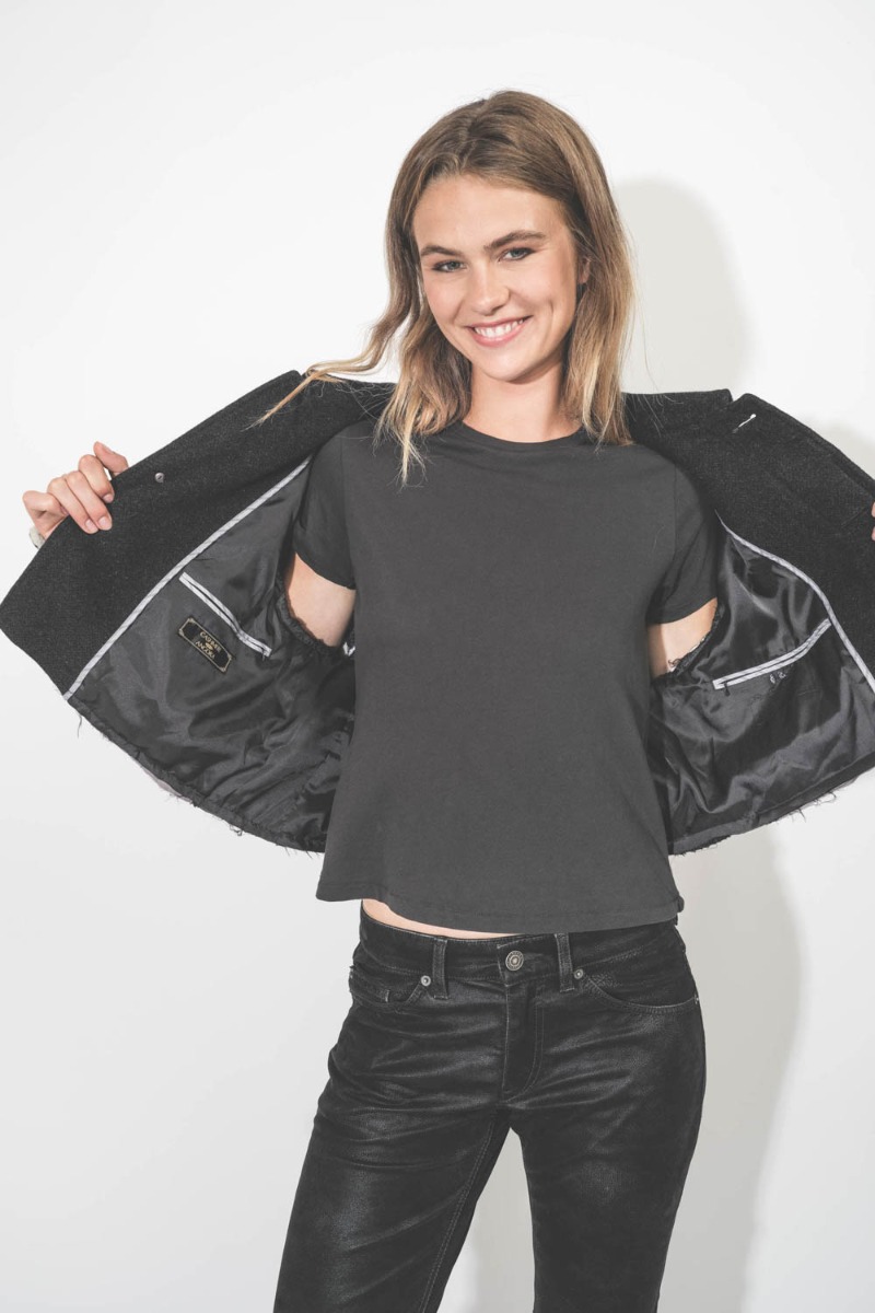 Veste hybride Ladis en cachemire noir et denim gris customis&eacute;e et upcycl&eacute;e par Yekaterina Ivankova. D&eacute;tail de l'int&eacute;rieur de la veste.