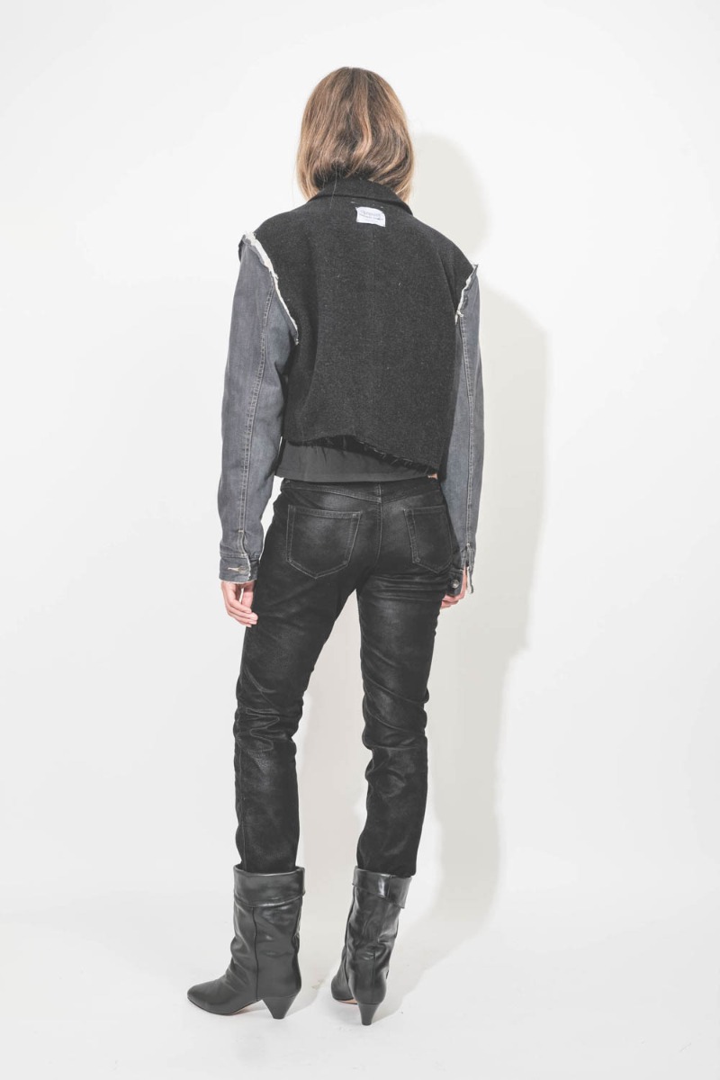 Veste hybride Ladis en cachemire noir et denim gris customis&eacute;e et upcycl&eacute;e par Yekaterina Ivankova. Port&eacute;e de dos.