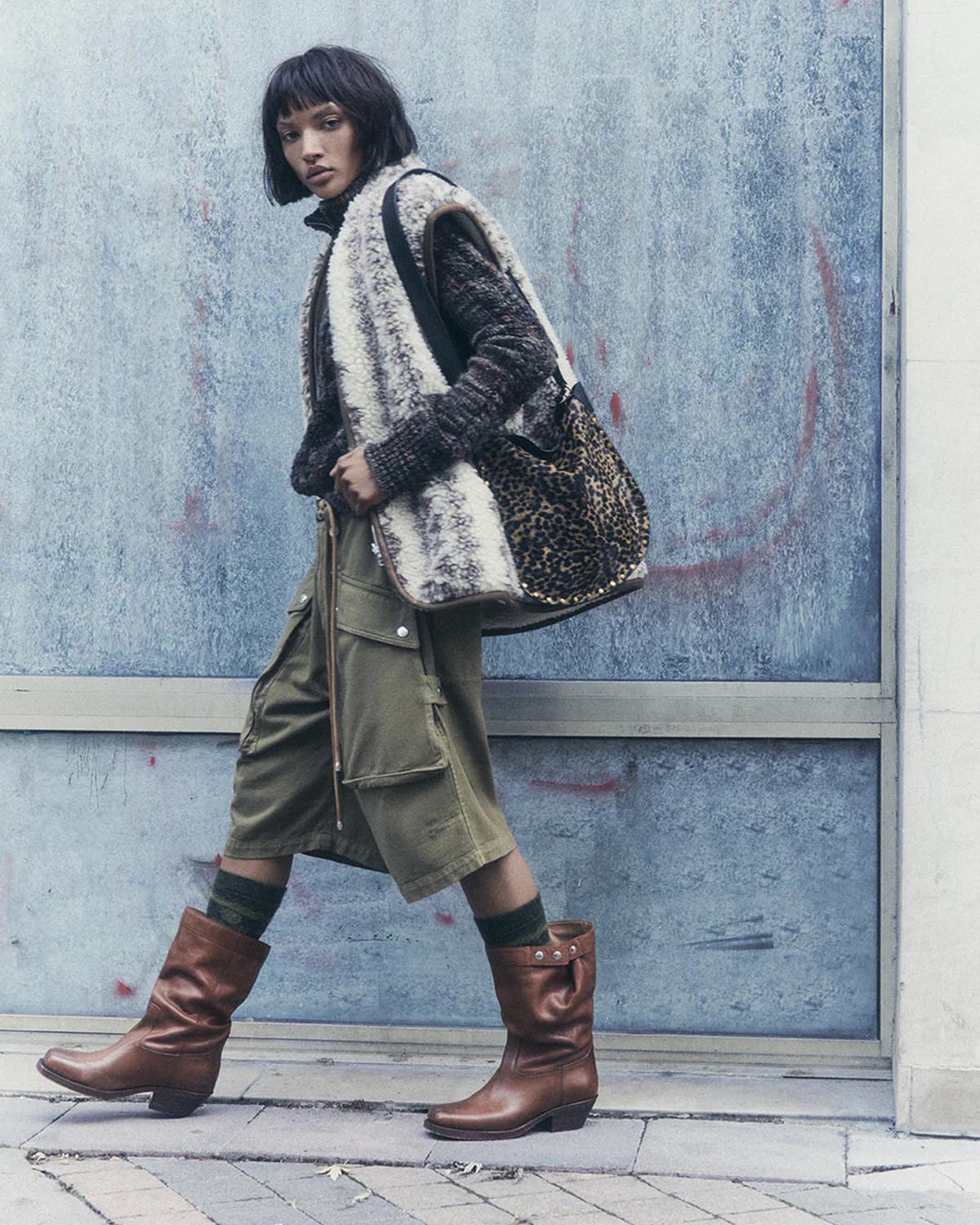 Veste sans manches effet mouton imprimé écru et marron Maximilia Isabel Marant Etoile. Porté de profil.