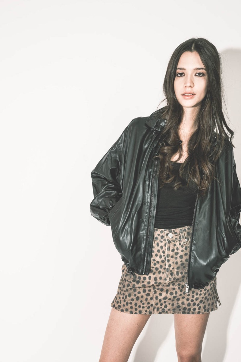 Veste blouson Neela Isabel Marant Étoile en sky noir, portée avec un débardeur noir Isabel Marant Étoile.