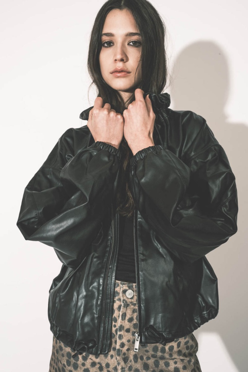 Veste blouson Neela Isabel Marant Étoile en sky noir. Détail des manches élastiquées. 