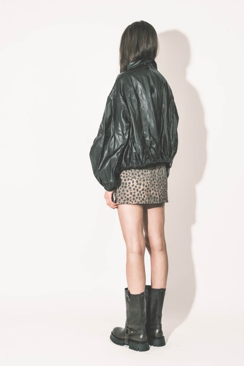 Veste blouson Neela Isabel Marant Étoile en sky noir, portée de dos avec des bottes de biker Golden Goose.  