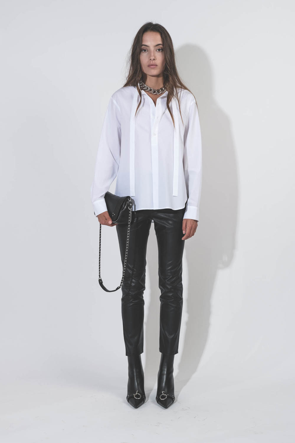 Produit Chemise manches longues col mao avec lien en popeline de coton blanc. Porté de face.