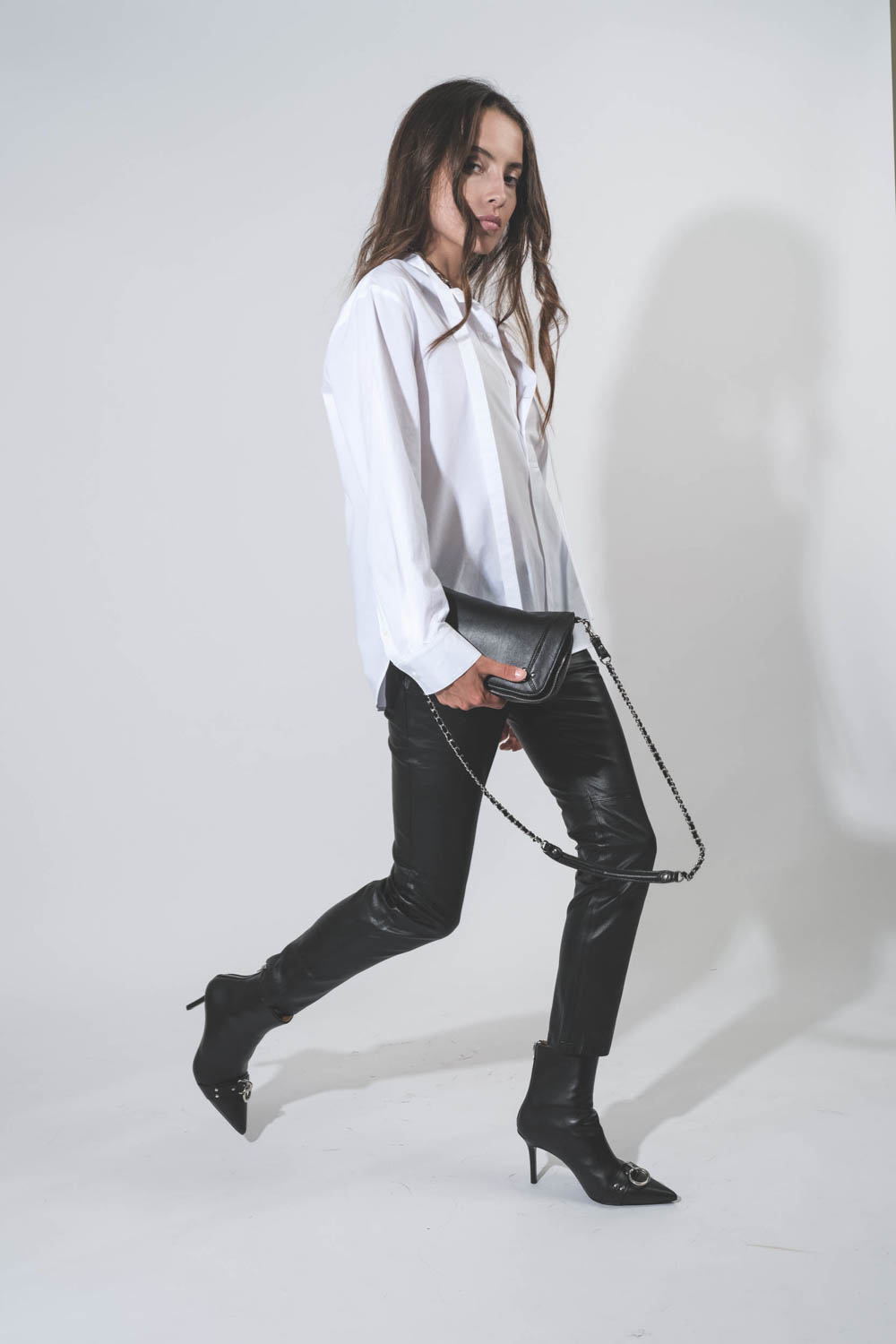 Chemise manches longues col mao avec lien en popeline de coton blanc. Porté avec un legging en cuir vegan noir.